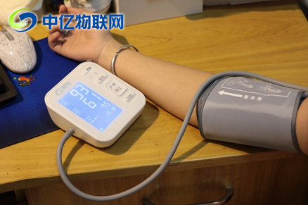物聯(lián)網(wǎng)智能血壓計(jì)，兒女送給父母最好的禮物
